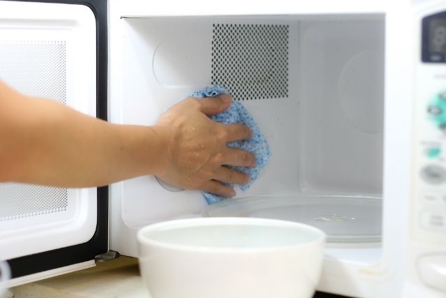 cleaning microwave with vinegar
